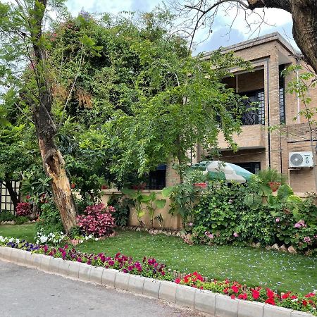 Riviera Courtyard Guest House Исламабад Екстериор снимка