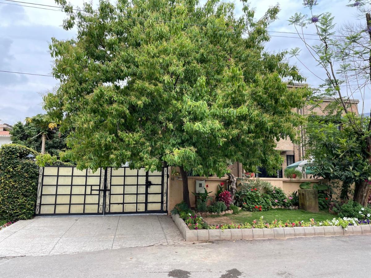 Riviera Courtyard Guest House Исламабад Екстериор снимка