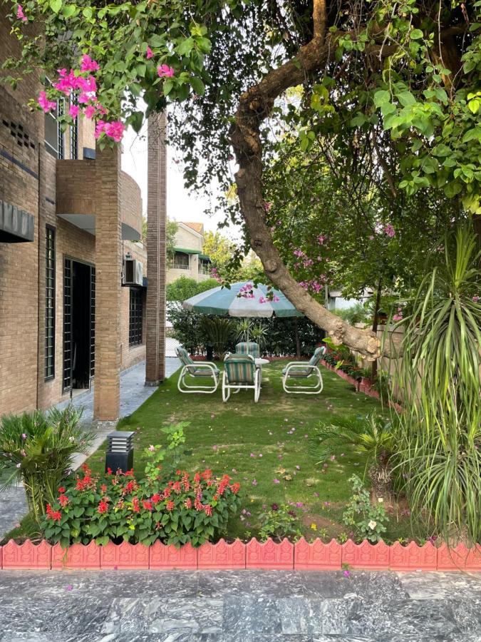 Riviera Courtyard Guest House Исламабад Екстериор снимка