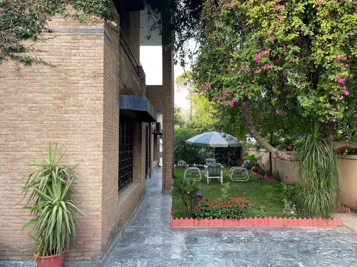 Riviera Courtyard Guest House Исламабад Екстериор снимка