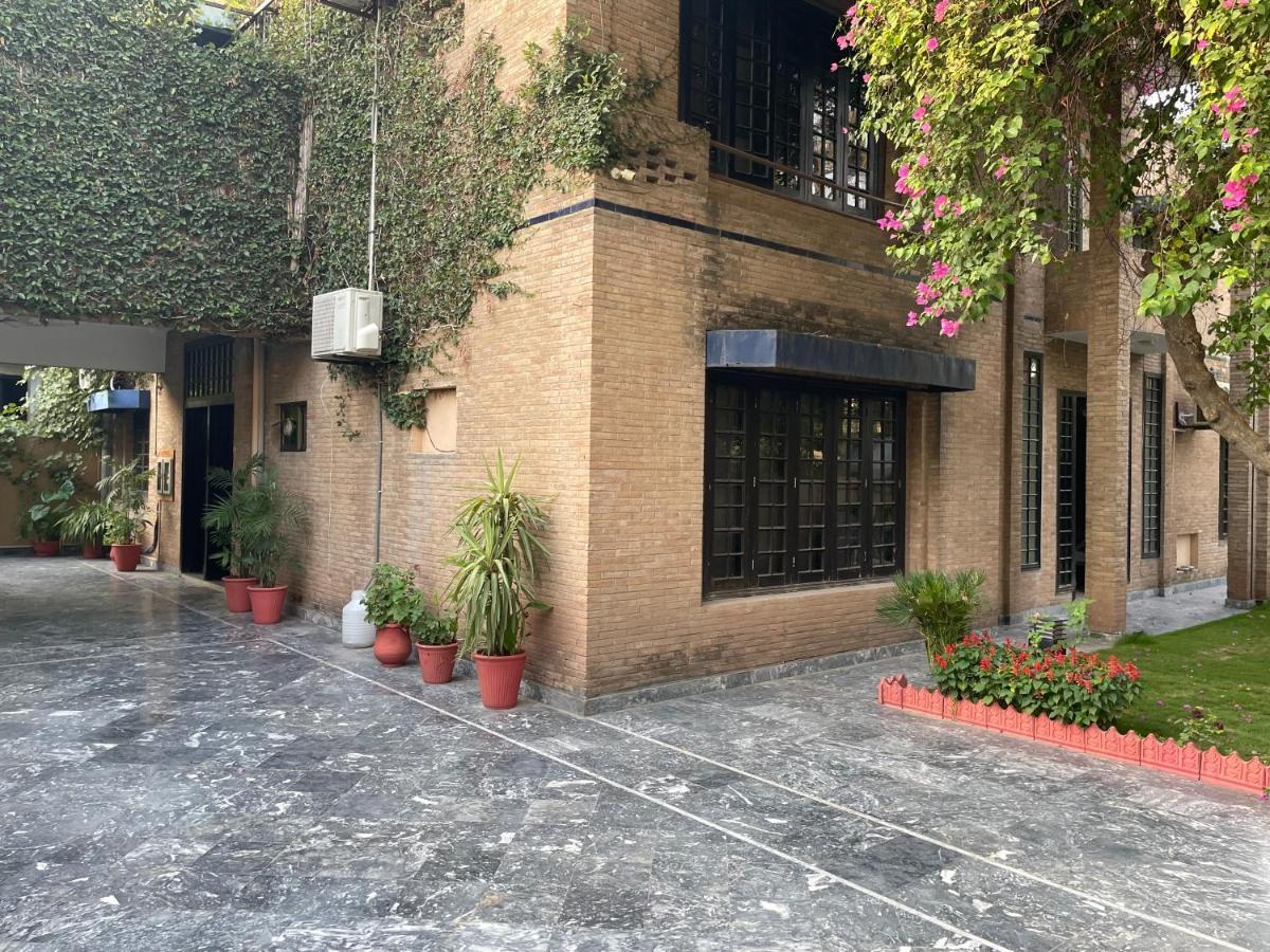 Riviera Courtyard Guest House Исламабад Екстериор снимка