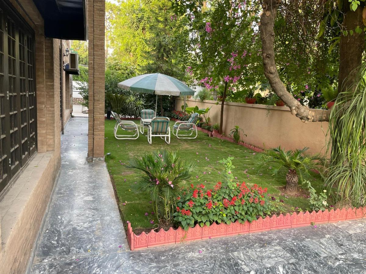 Riviera Courtyard Guest House Исламабад Екстериор снимка