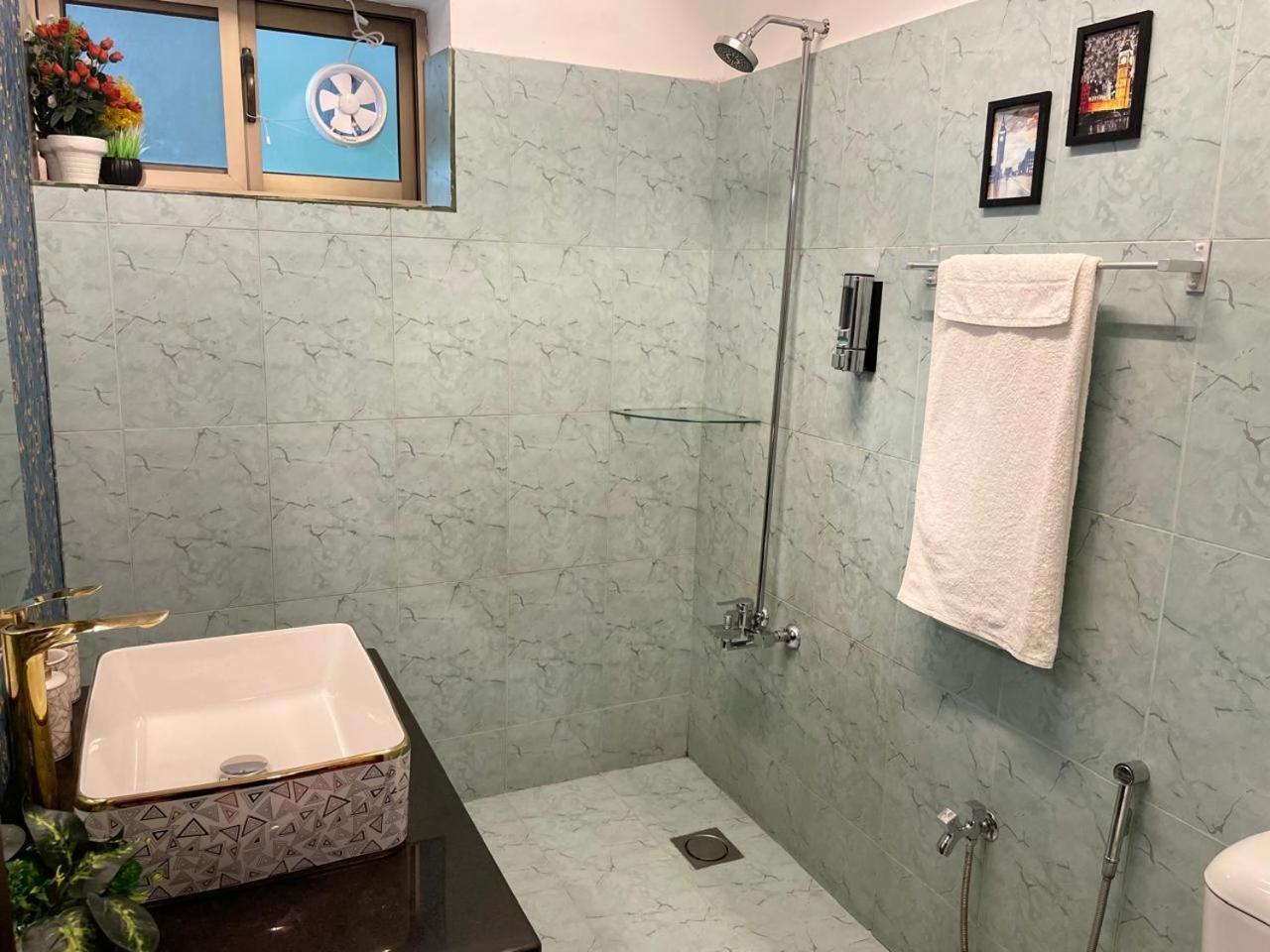 Riviera Courtyard Guest House Исламабад Екстериор снимка