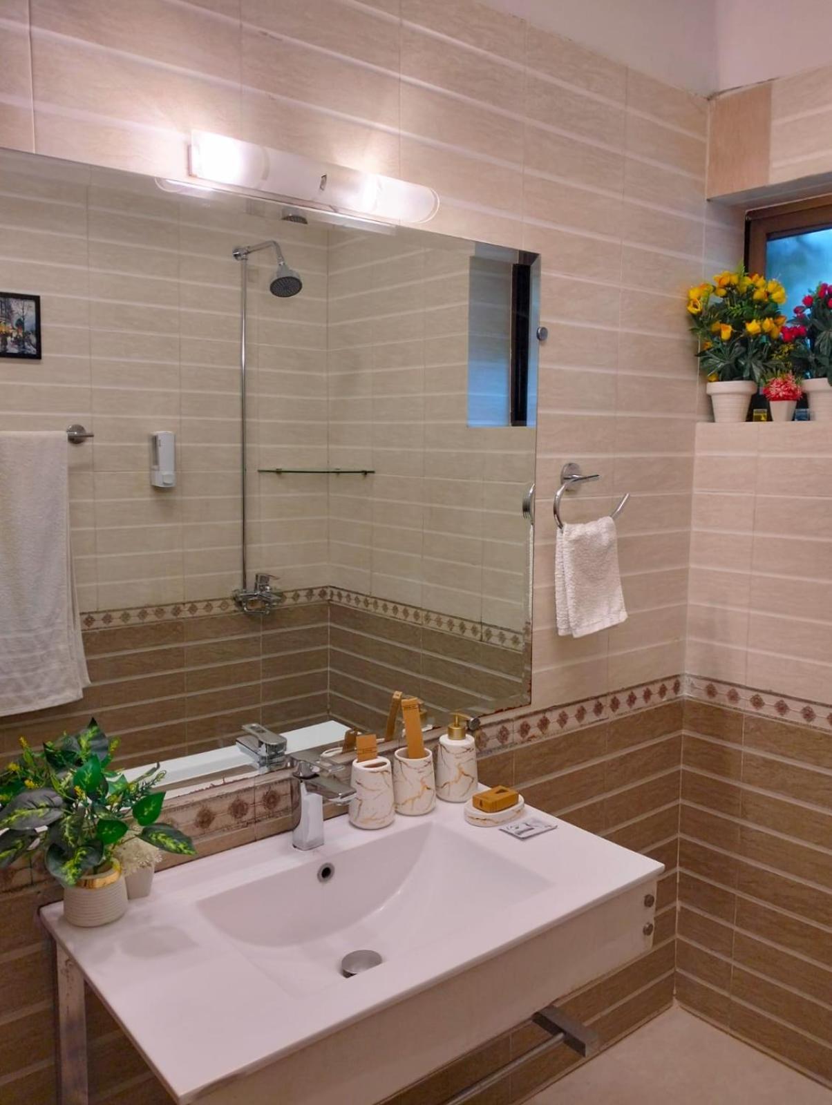 Riviera Courtyard Guest House Исламабад Екстериор снимка