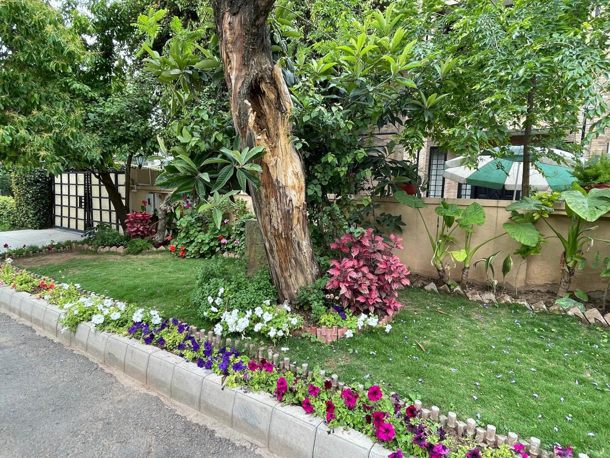 Riviera Courtyard Guest House Исламабад Екстериор снимка